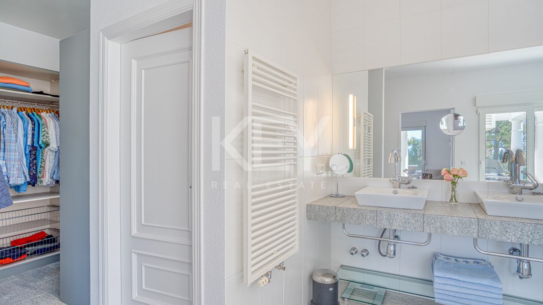 Элегантная вилла с южной ориентацией в Hacienda Las Chapas, Марбелья