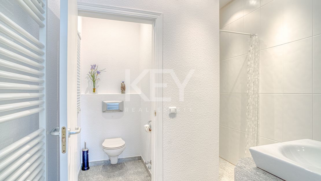 Элегантная вилла с южной ориентацией в Hacienda Las Chapas, Марбелья