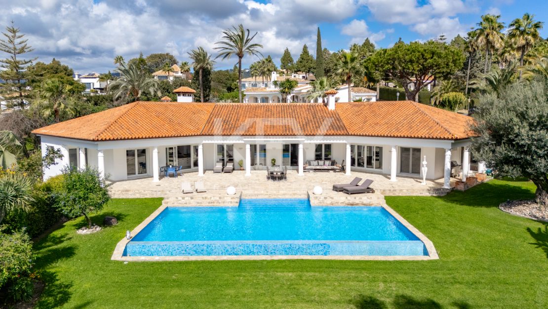 Elegante villa orientada al sur en Hacienda Las Chapas, Marbella