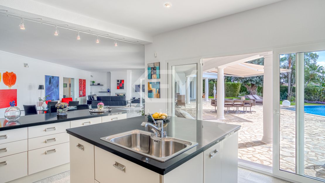 Элегантная вилла с южной ориентацией в Hacienda Las Chapas, Марбелья