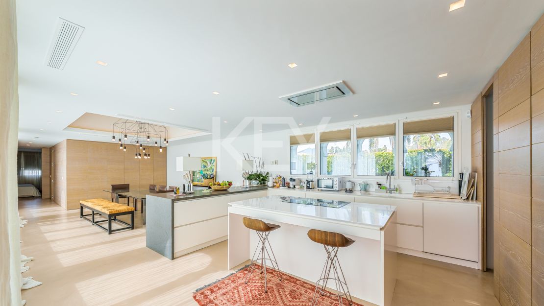 Exquisite beachfront Penthouse in Oasis Club, Marbella’s Golden Mile