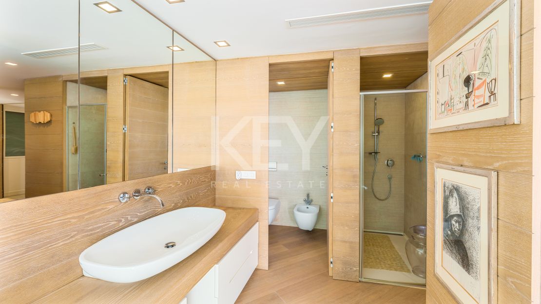 Exquisite beachfront Penthouse in Oasis Club, Marbella’s Golden Mile