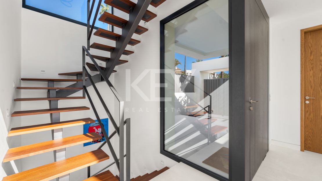 Elegante villa contemporánea: un oasis privado de lujo en Mirador del Paraíso, Benahavís