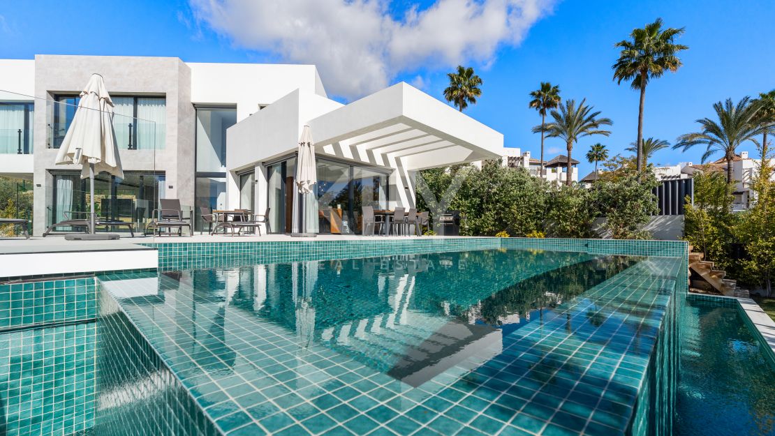 Elegante villa contemporánea: un oasis privado de lujo en Mirador del Paraíso, Benahavís