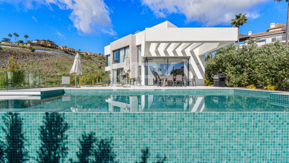 Elegante villa contemporánea: un oasis privado de lujo en Mirador del Paraíso, Benahavís