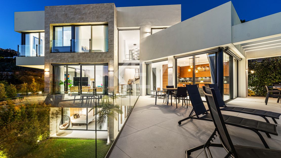 Elegante villa contemporánea: un oasis privado de lujo en Mirador del Paraíso, Benahavís