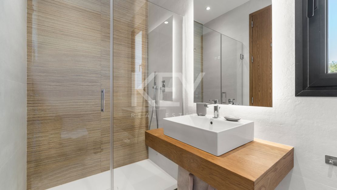 Elegante villa contemporánea: un oasis privado de lujo en Mirador del Paraíso, Benahavís