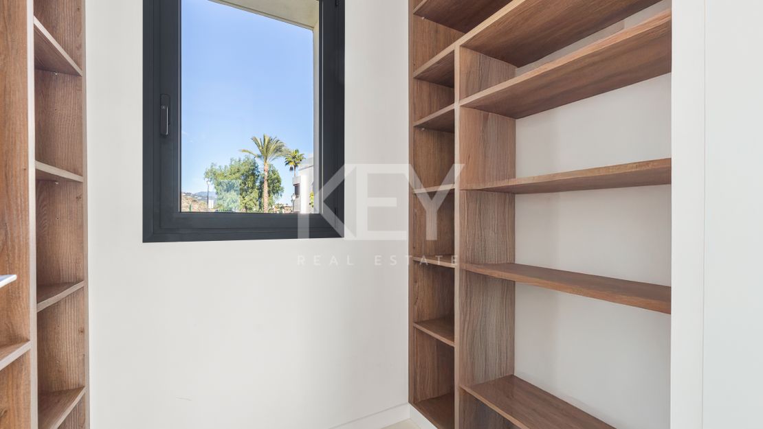 Elegante villa contemporánea: un oasis privado de lujo en Mirador del Paraíso, Benahavís