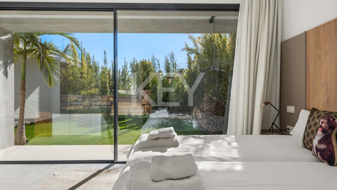 Elegante villa contemporánea: un oasis privado de lujo en Mirador del Paraíso, Benahavís