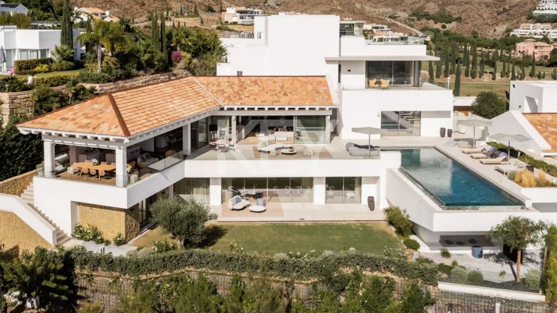 Villa de lujo: un refugio privado con vistas panorámicas y comodidades exclusivas en Los Flamingos, Marbella