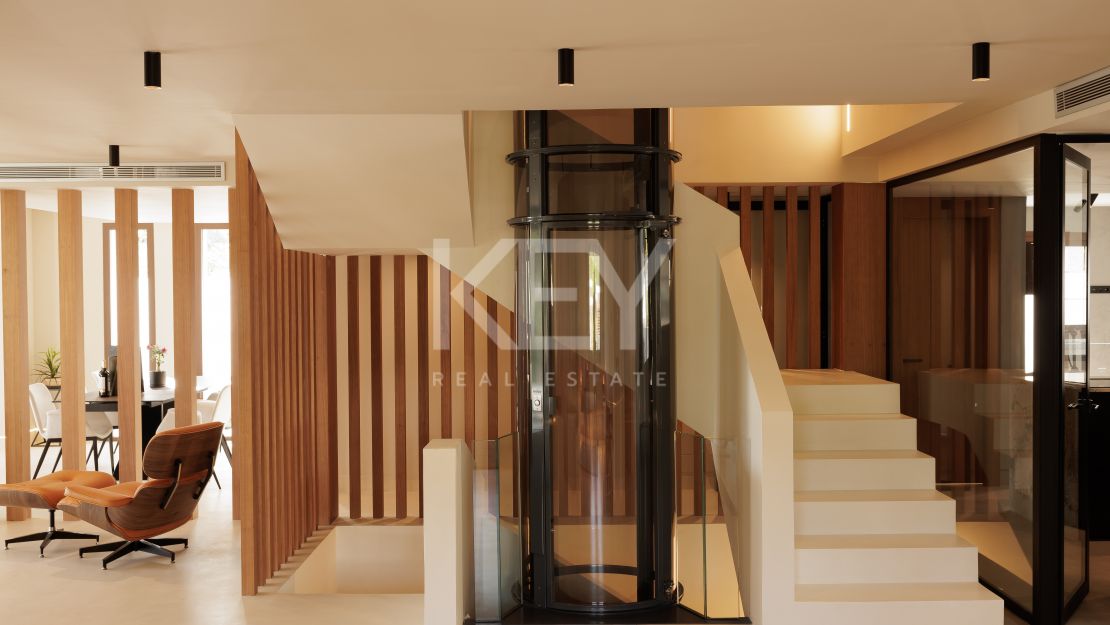 Изысканная недавно перестроенная вилла с частным спа и панорамным лифтом на Золотой Миле Марбельи