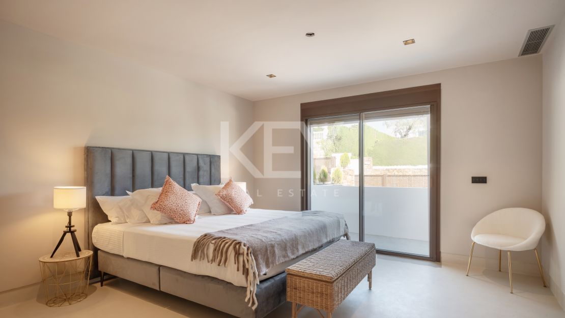 Изысканная недавно перестроенная вилла с частным спа и панорамным лифтом на Золотой Миле Марбельи