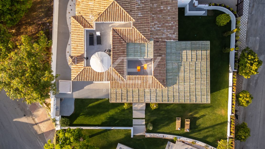 Изысканная недавно перестроенная вилла с частным спа и панорамным лифтом на Золотой Миле Марбельи