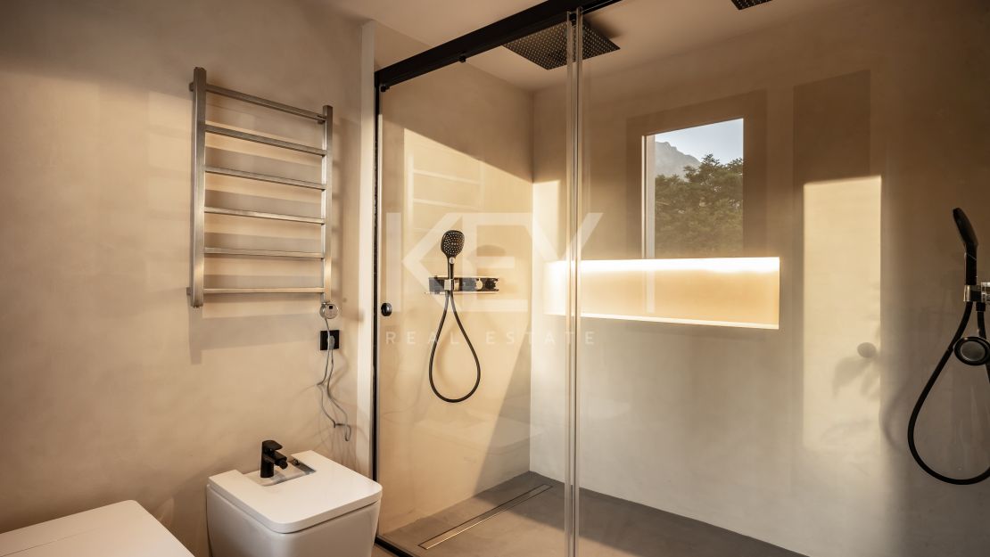 Изысканная недавно перестроенная вилла с частным спа и панорамным лифтом на Золотой Миле Марбельи