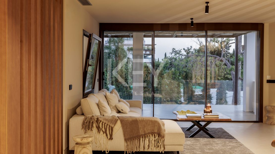 Изысканная недавно перестроенная вилла с частным спа и панорамным лифтом на Золотой Миле Марбельи