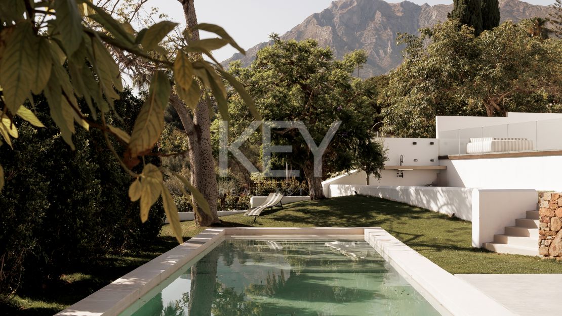 Изысканная недавно перестроенная вилла с частным спа и панорамным лифтом на Золотой Миле Марбельи