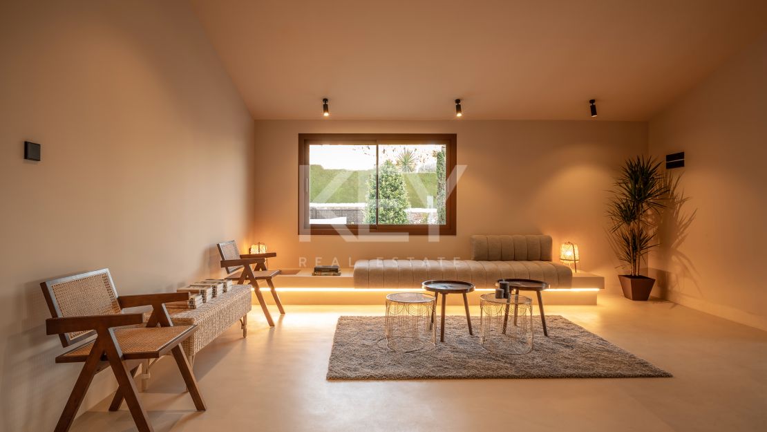 Изысканная недавно перестроенная вилла с частным спа и панорамным лифтом на Золотой Миле Марбельи