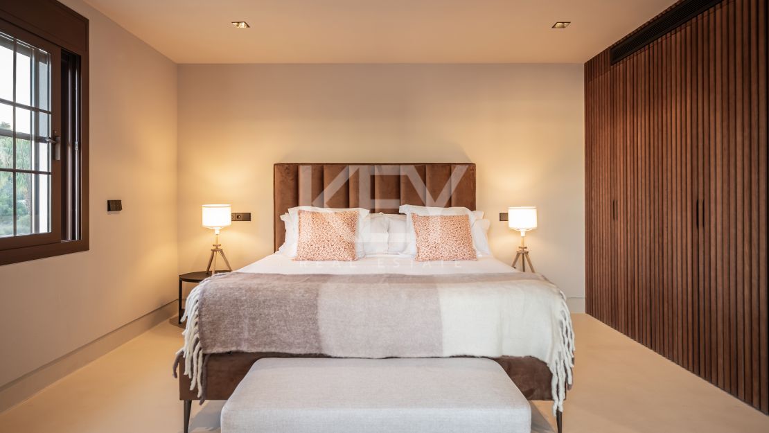 Изысканная недавно перестроенная вилла с частным спа и панорамным лифтом на Золотой Миле Марбельи