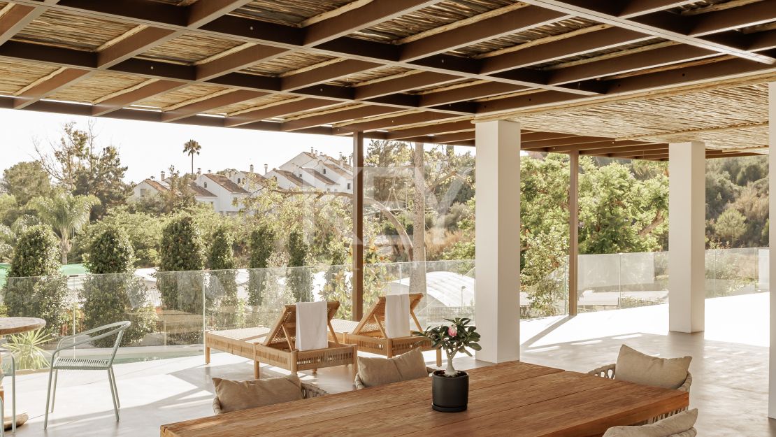 Изысканная недавно перестроенная вилла с частным спа и панорамным лифтом на Золотой Миле Марбельи