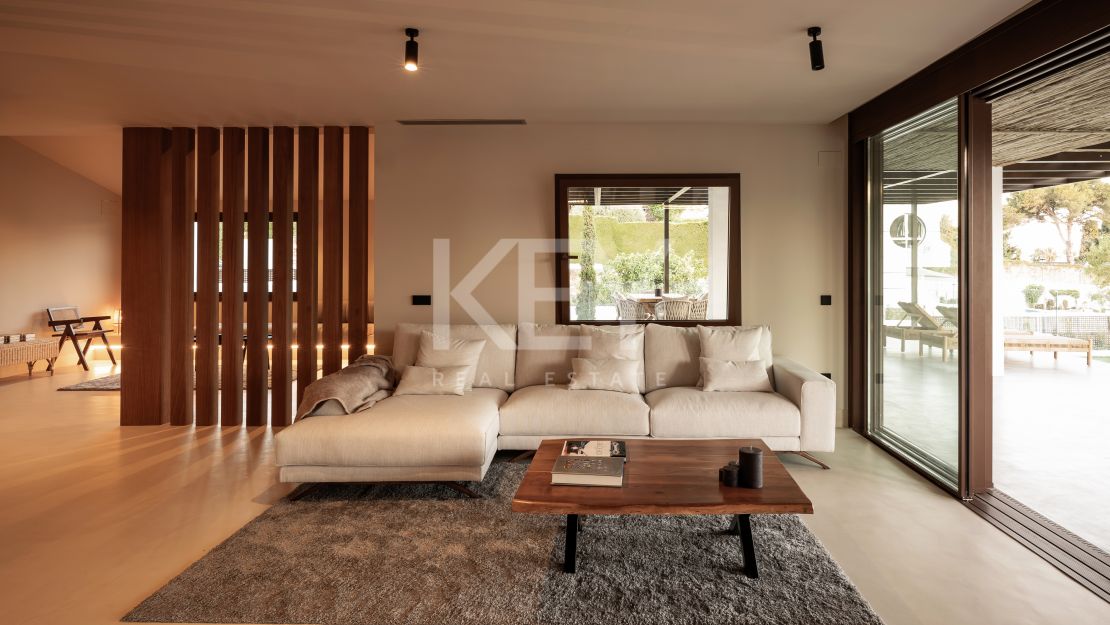 Изысканная недавно перестроенная вилла с частным спа и панорамным лифтом на Золотой Миле Марбельи