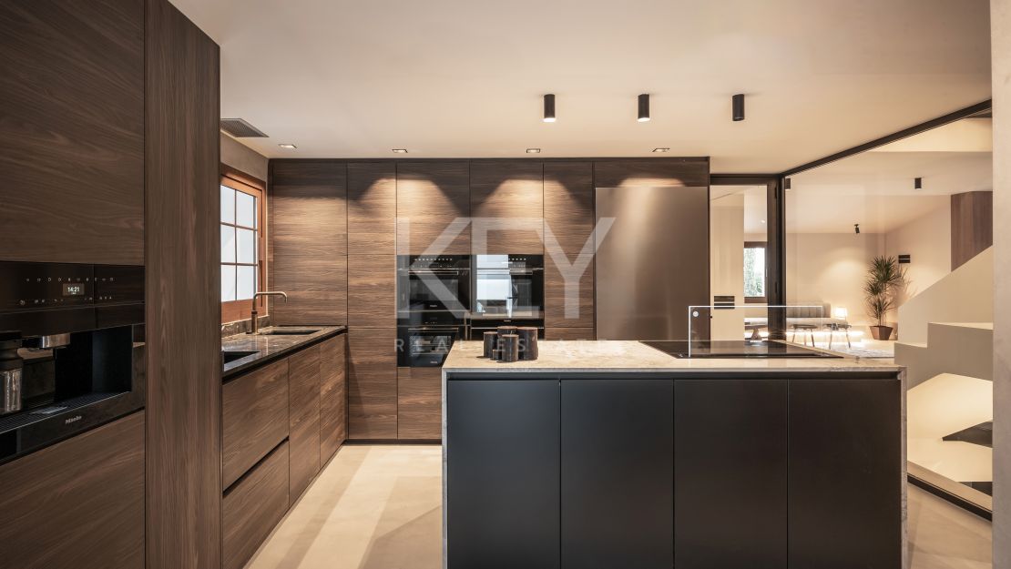 Изысканная недавно перестроенная вилла с частным спа и панорамным лифтом на Золотой Миле Марбельи