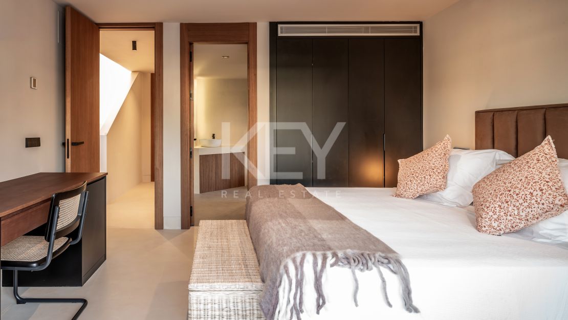 Изысканная недавно перестроенная вилла с частным спа и панорамным лифтом на Золотой Миле Марбельи