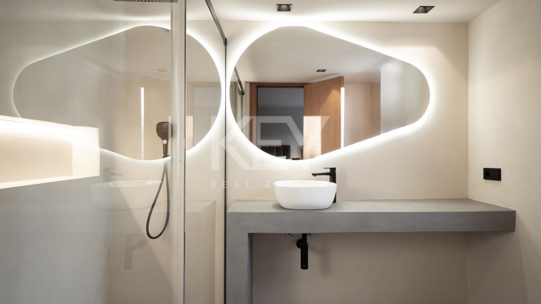 Изысканная недавно перестроенная вилла с частным спа и панорамным лифтом на Золотой Миле Марбельи