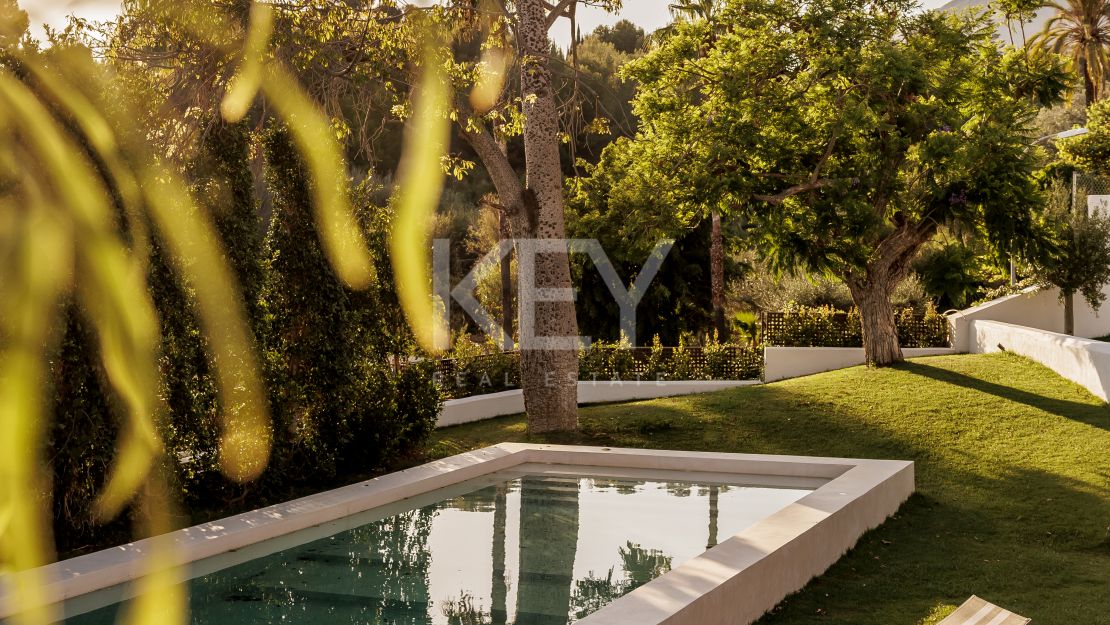 Изысканная недавно перестроенная вилла с частным спа и панорамным лифтом на Золотой Миле Марбельи