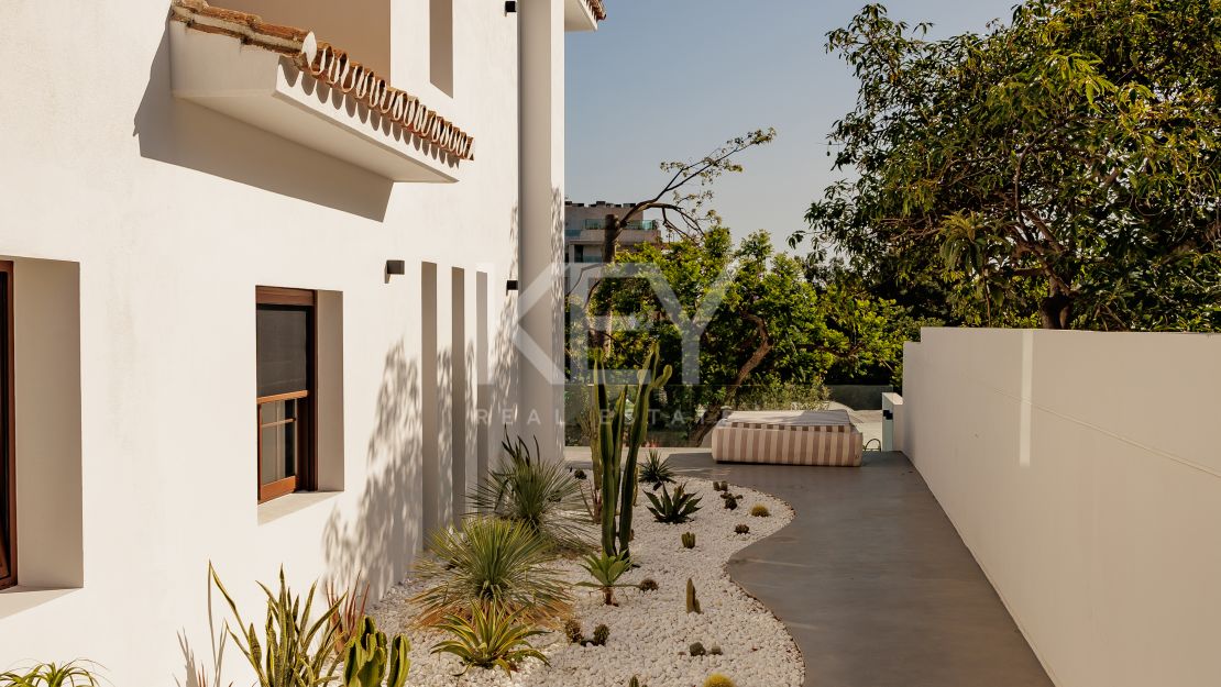 Изысканная недавно перестроенная вилла с частным спа и панорамным лифтом на Золотой Миле Марбельи