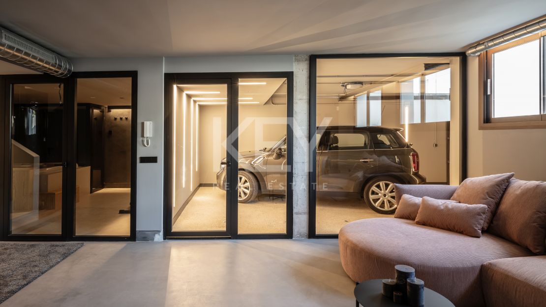 Изысканная недавно перестроенная вилла с частным спа и панорамным лифтом на Золотой Миле Марбельи