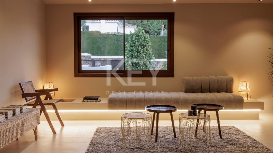 Изысканная недавно перестроенная вилла с частным спа и панорамным лифтом на Золотой Миле Марбельи