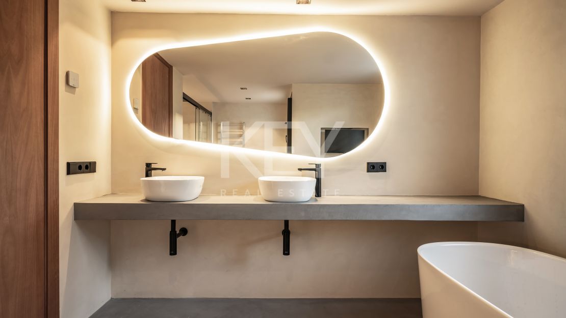 Изысканная недавно перестроенная вилла с частным спа и панорамным лифтом на Золотой Миле Марбельи