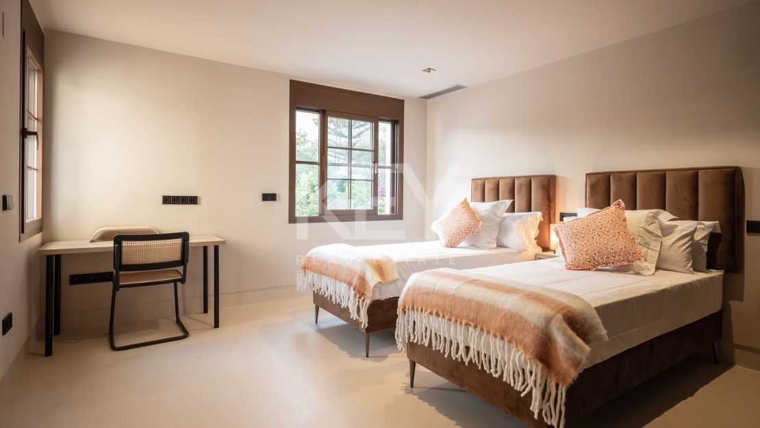 Изысканная недавно перестроенная вилла с частным спа и панорамным лифтом на Золотой Миле Марбельи