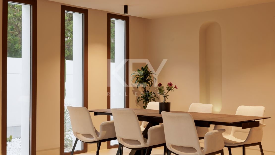 Изысканная недавно перестроенная вилла с частным спа и панорамным лифтом на Золотой Миле Марбельи