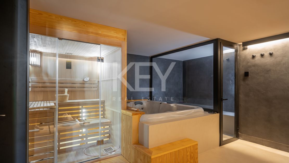 Изысканная недавно перестроенная вилла с частным спа и панорамным лифтом на Золотой Миле Марбельи