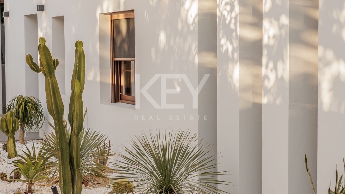 Изысканная недавно перестроенная вилла с частным спа и панорамным лифтом на Золотой Миле Марбельи