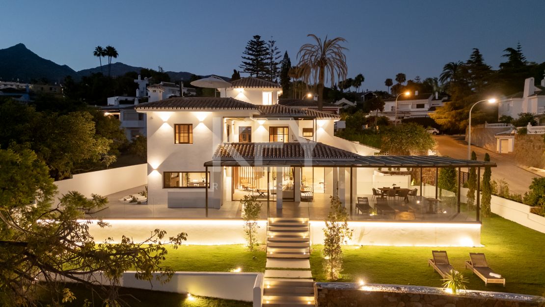 Изысканная недавно перестроенная вилла с частным спа и панорамным лифтом на Золотой Миле Марбельи