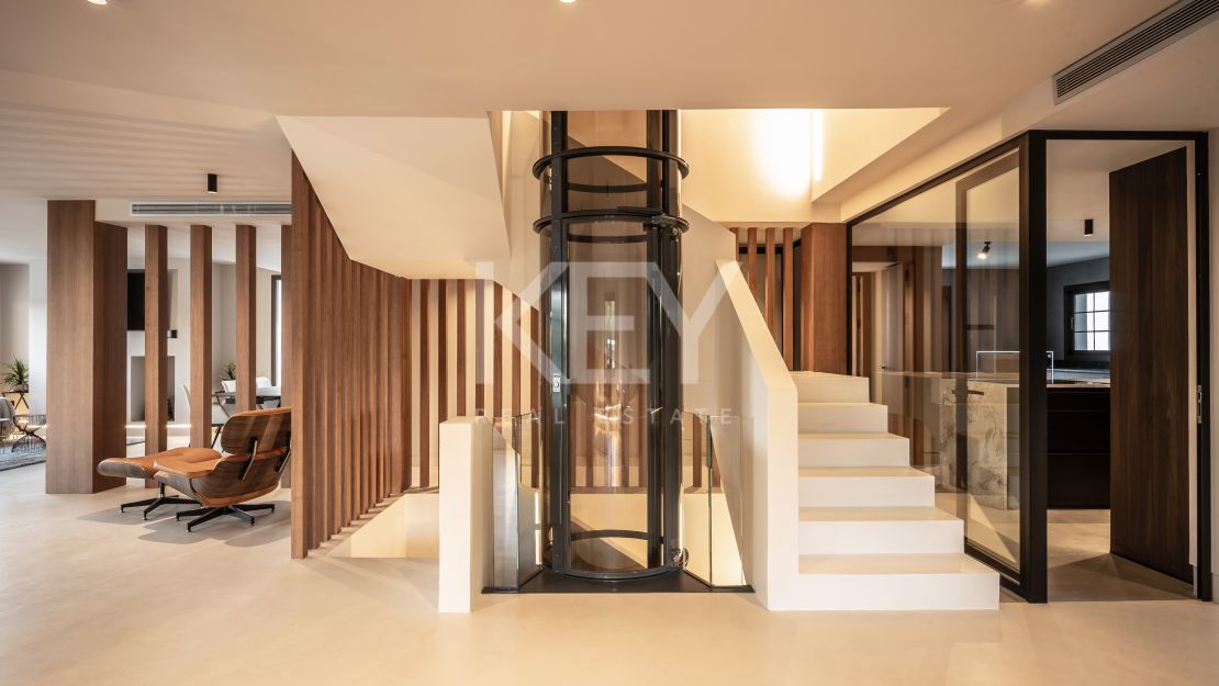 Изысканная недавно перестроенная вилла с частным спа и панорамным лифтом на Золотой Миле Марбельи