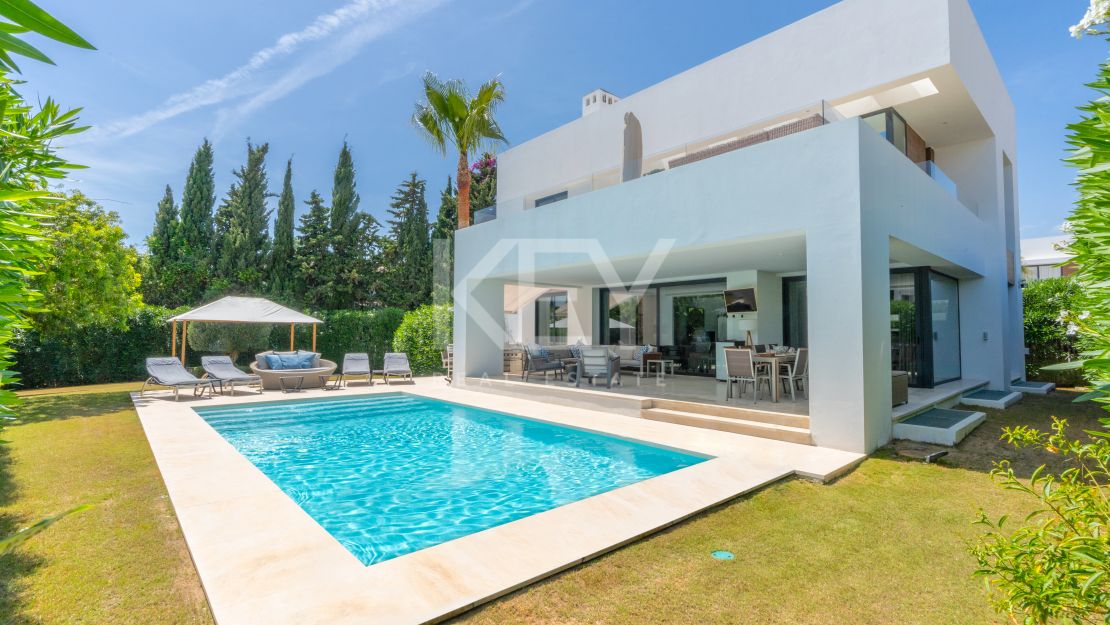 Impresionante villa contemporánea: un oasis privado cerca de campos de golf y playas en El Paraíso, Estepona