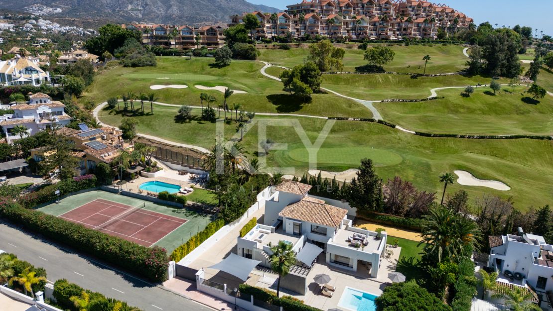 Villa moderna con vistas al mar en Nueva Andalucía