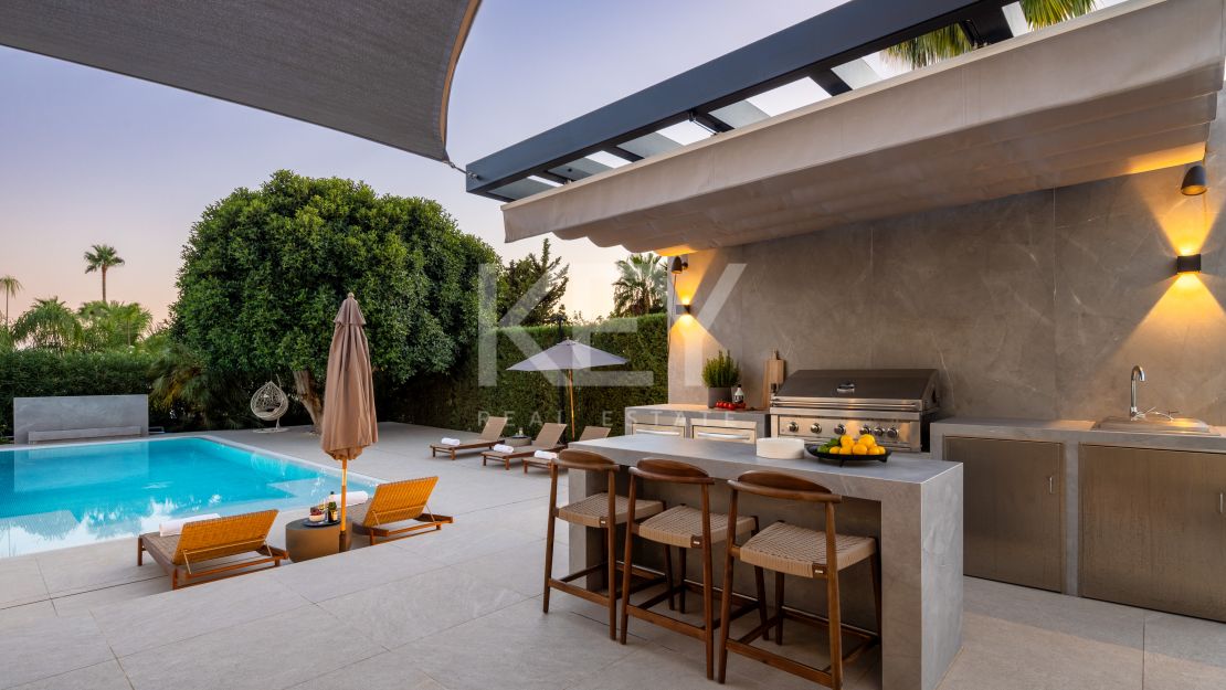 Villa moderna con vistas al mar en Nueva Andalucía