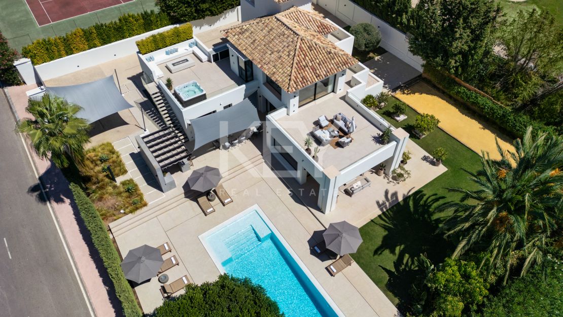 Villa moderna con vistas al mar en Nueva Andalucía