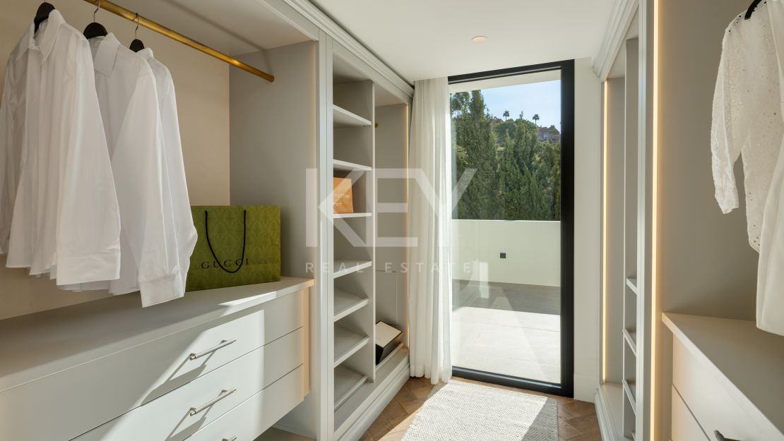 Villa moderna con vistas al mar en Nueva Andalucía