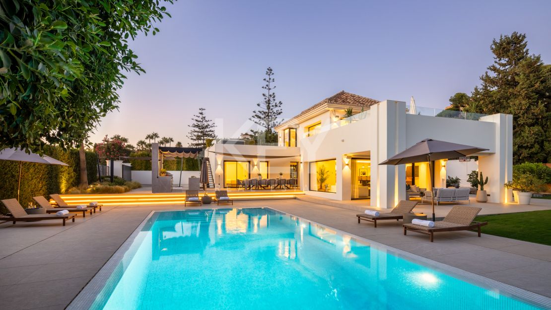 Villa moderna con vistas al mar en Nueva Andalucía