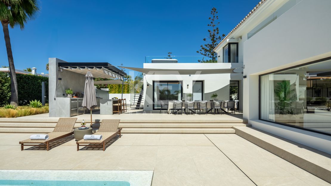 Villa moderna con vistas al mar en Nueva Andalucía