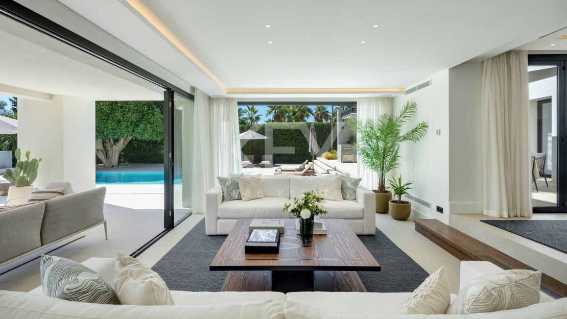 Villa moderna con vistas al mar en Nueva Andalucía