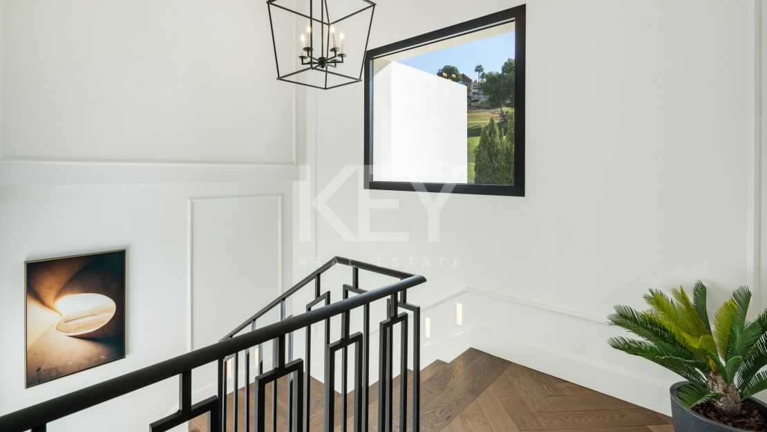 Villa moderna con vistas al mar en Nueva Andalucía