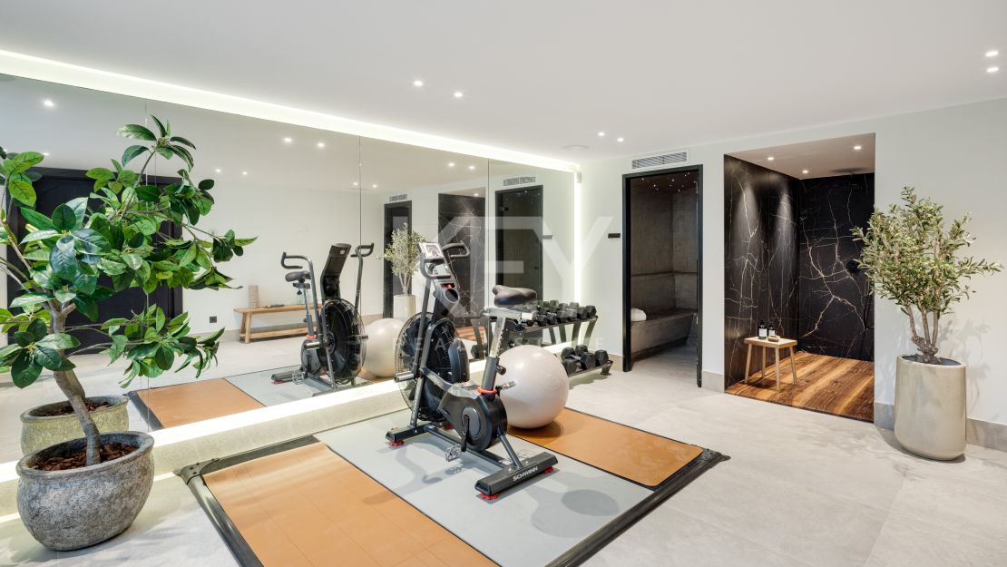 Villa moderna con vistas al mar en Nueva Andalucía