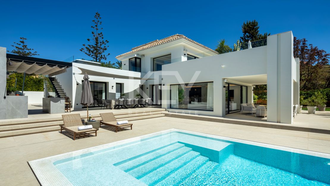 Villa moderna con vistas al mar en Nueva Andalucía