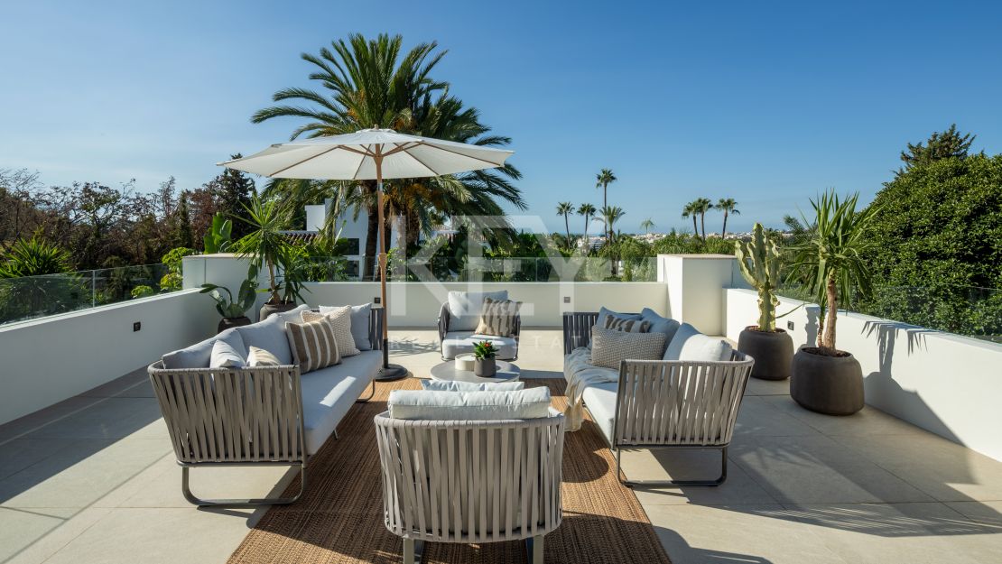 Villa moderna con vistas al mar en Nueva Andalucía